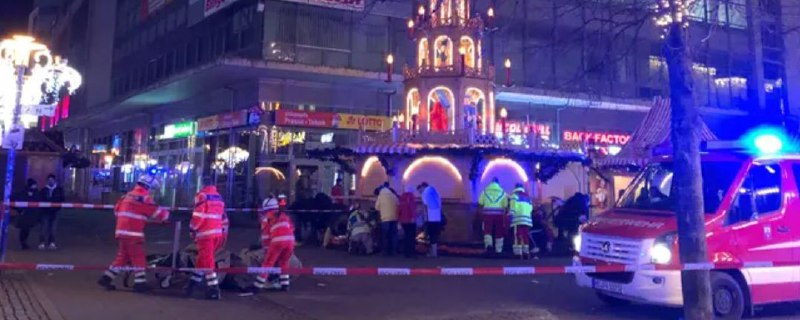 [**На рождественском рынке в Магдебурге**](https://www.tagesschau.de/inland/gesellschaft/magdeburg-weihnachtsmarkt-104.html) автомобиль …