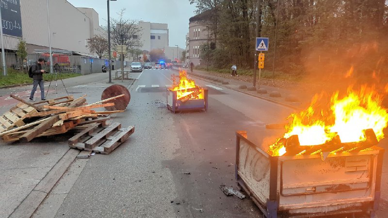 **La police charge les grévistes d'Audi …