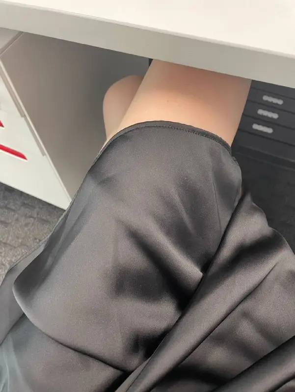 人设女 上班 工位 腿 大长腿