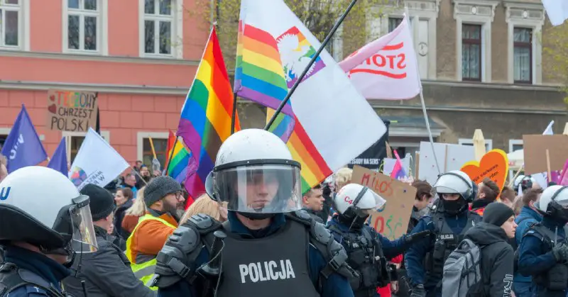 ***🛑*** **Polská vláda chystá tři roky vězení za urážku osob LGBT**