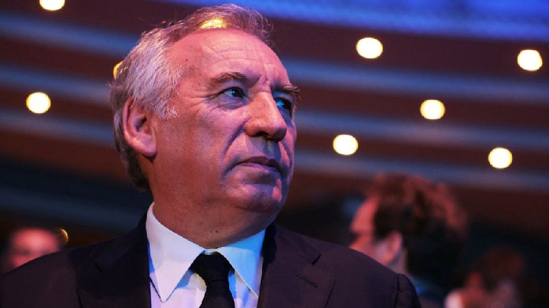 **François Bayrou, der Tänzer auf der …