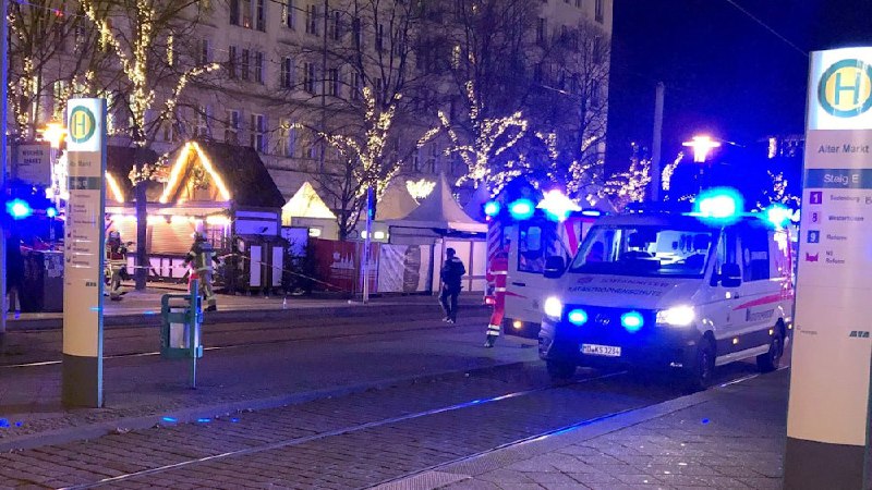 **Autofahrer steuert in Menschenmenge auf Weihnachtsmarkt**