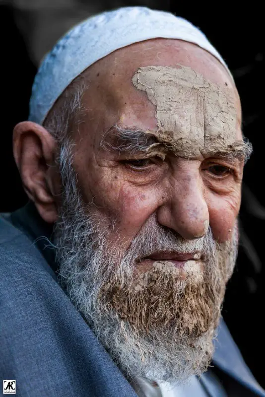 ***▪️***گِل به صورت می زنند