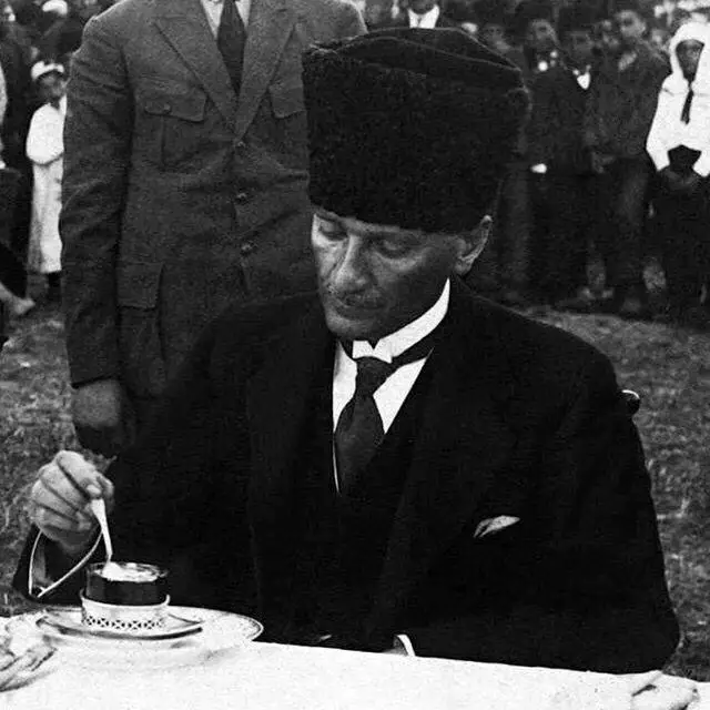 Gazi Mustafa Kemal Atatürk, kendisine ikram …