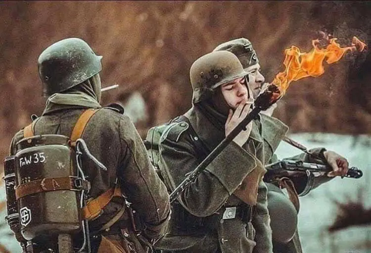 Bir Alman askeri, arkadaşının sigarasını lav …