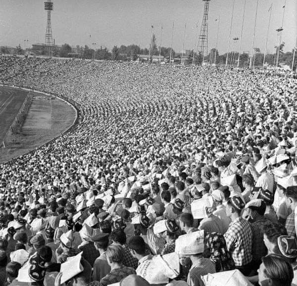 **Toshkentdagi Paxtakor stadioni. 1974-yil. Oldinlari futbolga …