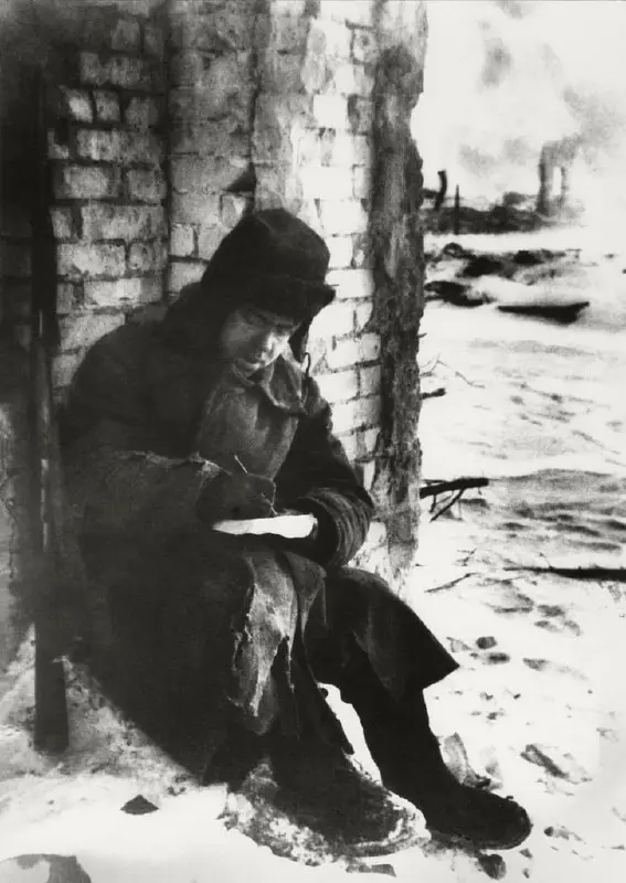 Уйига хат ёзаётган аскар. Сталинград, 1942 …