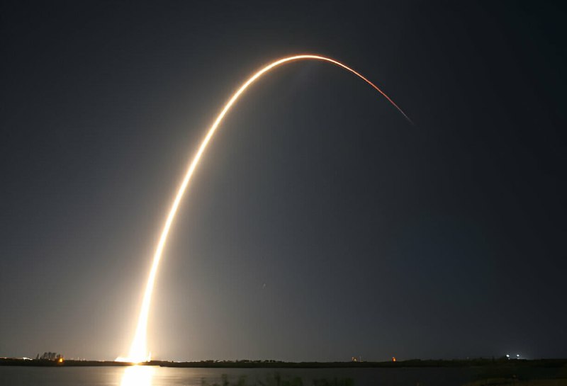 Falcon 9 රොකට්ටුවක හවුලේ සඳ ගමන් …