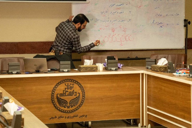 مدرسه سیاست‌پژوهی تم
