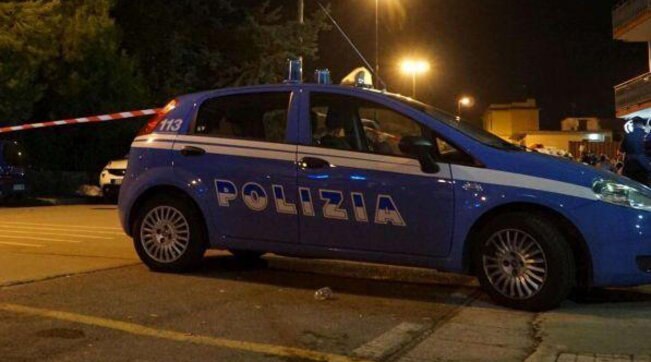 Ragazza si lancia da un'auto in …