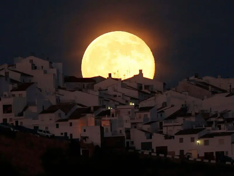 [A supermoon is a full moon …