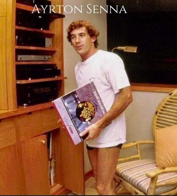 Ayrton Senna com o LD do …