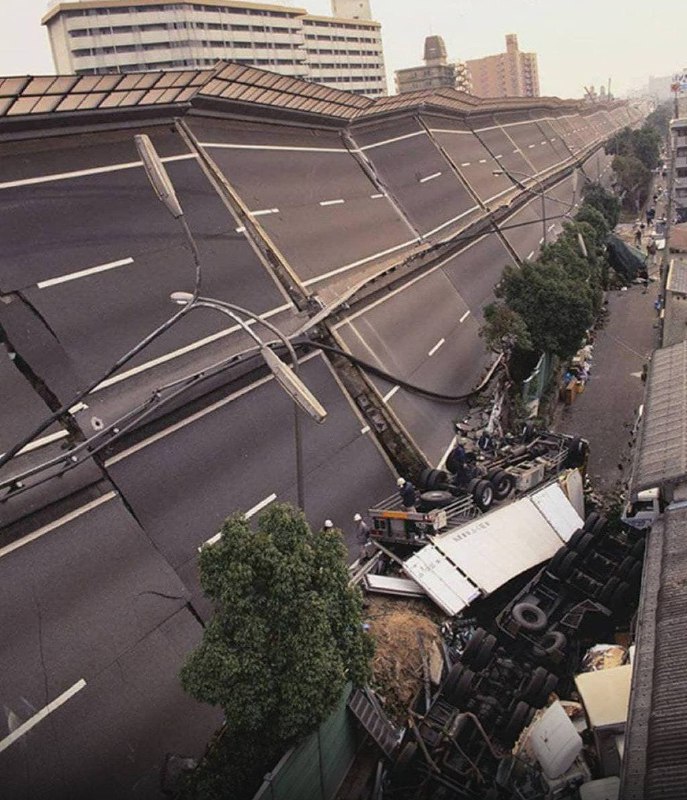 Autoroute à Kobe, au Japon, après …