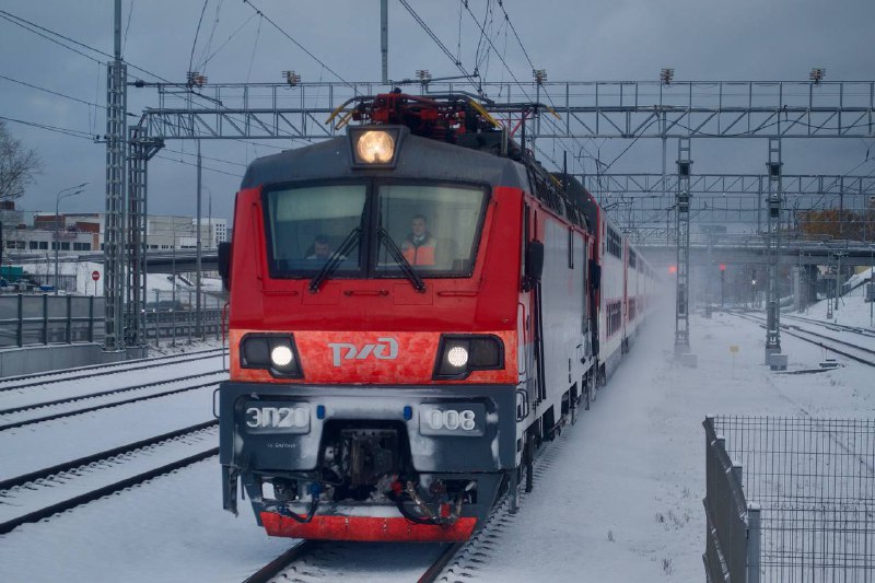 ЭП20-008 Снежный красавец проезжает станцию Владыкино-Московское