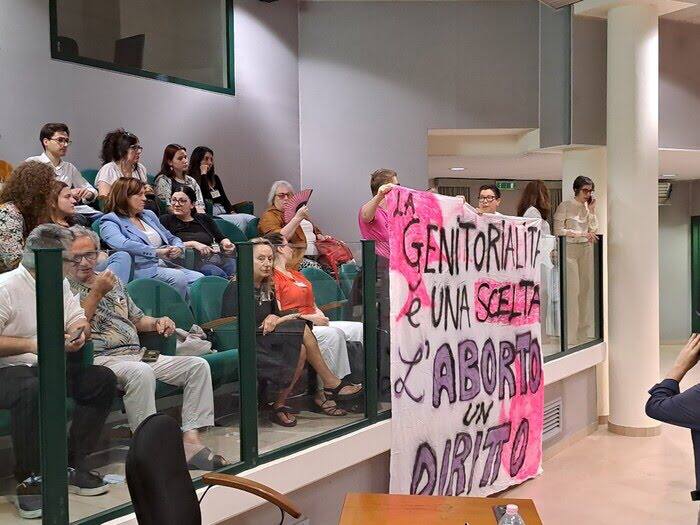 Oggi ai microfoni di TRANSfemmINonda alle …