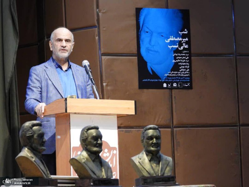 **فرشاد مومنی: در زمان جنگ به …