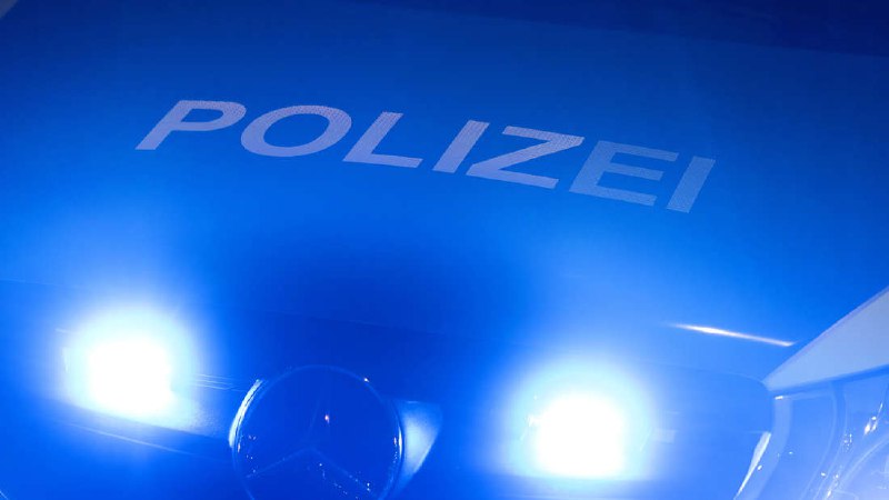 Mann greift Menschen auf offener Straße …