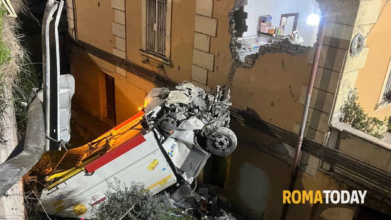 Roma, nella notte un camion dei …