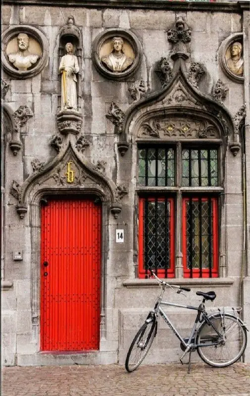 Часть фасада базилики в Брюгге, Бельгия