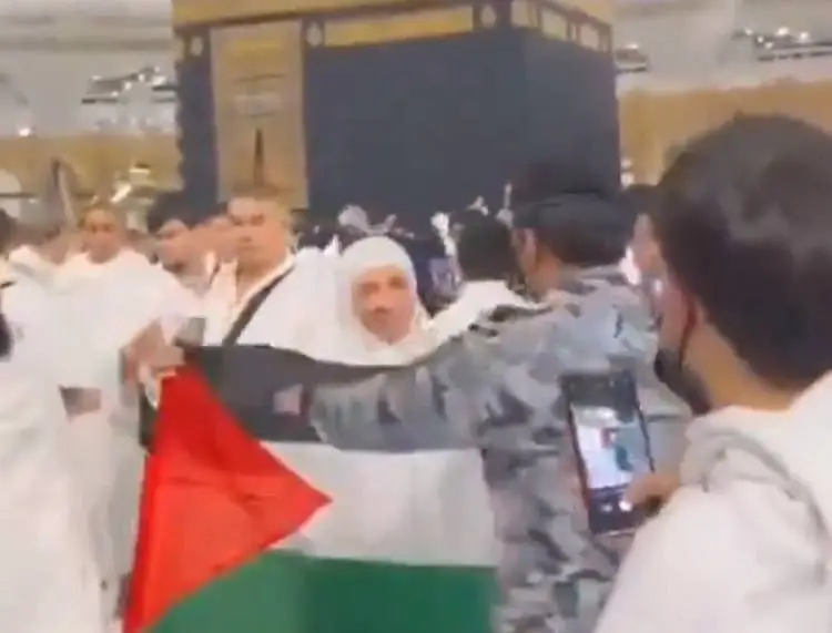 Kabe'de Filistin bayrağı açan Türk kadın, …