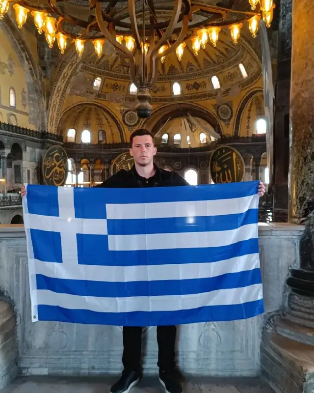 Bir Yunan turist, Ayasofya'da bayrak açıp …