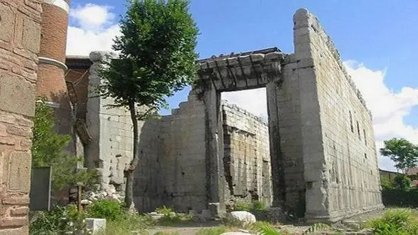 **Храм Августа святилище римлян