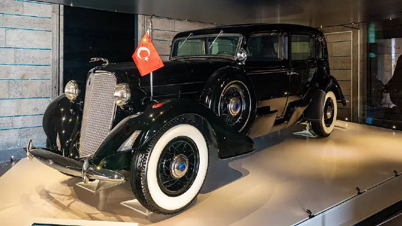 Здесь есть небольшая выставка автомобилей Ататюрка. …