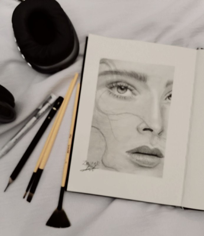 رسامة ??