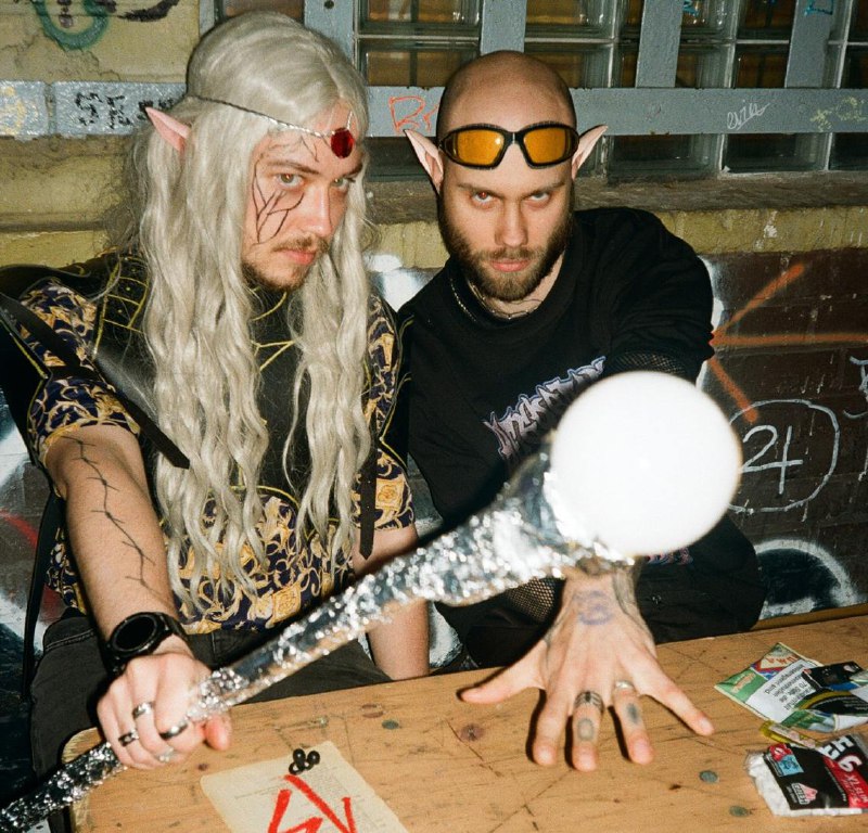 Берлинские gen-z придумали [Мордоркор](https://www.dazeddigital.com/fashion/article/65667/1/welcome-to-mordorkore-meet-berlin-s-medieval-lotr-ravers?utm_content=buffer4883c&amp;utm_medium=social&amp;utm_source=facebook&amp;utm_campaign=dazefb&amp;fbclid=IwZXh0bgNhZW0CMTAAAR36JWbyLFp4cjVvlO4171E7-cqfl9VjB0HaA43oSXAGqZT1ys4DbExlYFk_aem_6FKgmabaoAyo3IcHqM1A8A), «объединив» LARP …