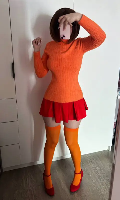 Front or back of Velma? ***🔎******🧡***
