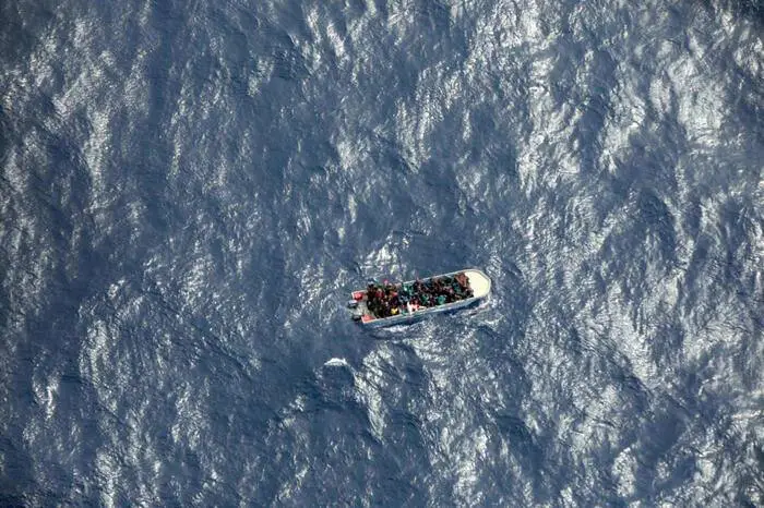 Migranti, **nuovo naufragio: 17 recuperati dalla …