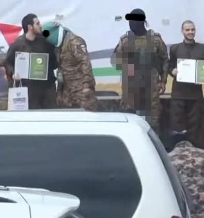 - إيه اللي بيحصل وإيه الصورة …