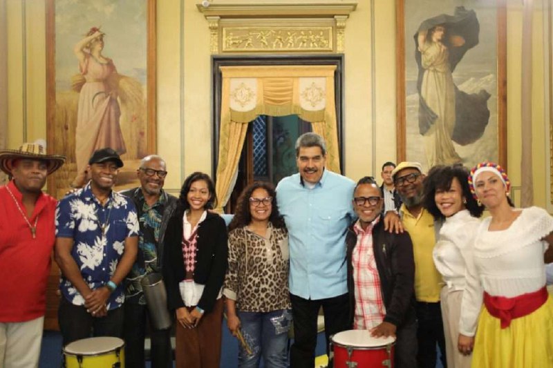 ***?*** [Maduro recibe a familiares de …