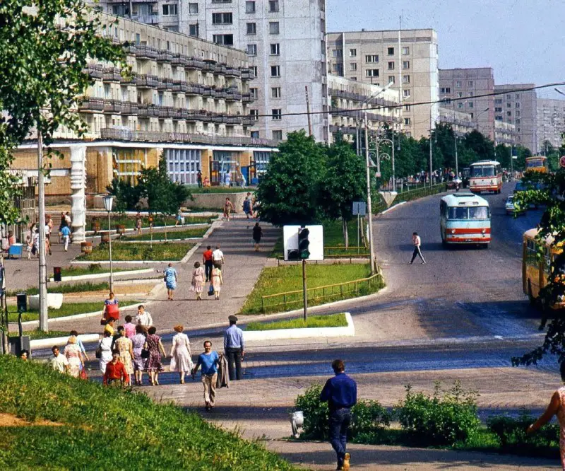 Crossroads of Molodezhnaya and Kalinin streets, …