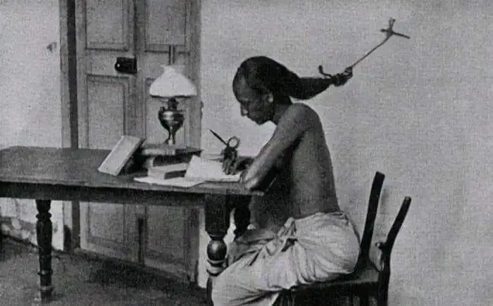 Бу фотосурат 1905-йилда Ҳиндистоннинг Тамил-наду штатидаги …