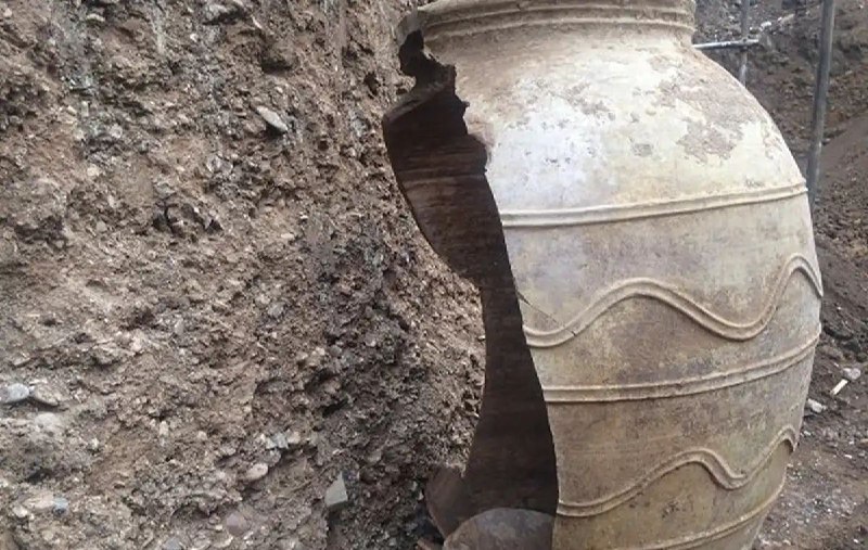 شبی پرسیدم از خُمِ سُفالی