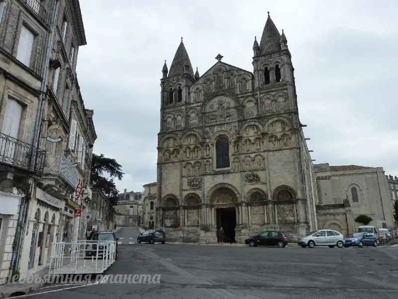 Ангулемский собор — католический храм в Ангулеме, Франция.