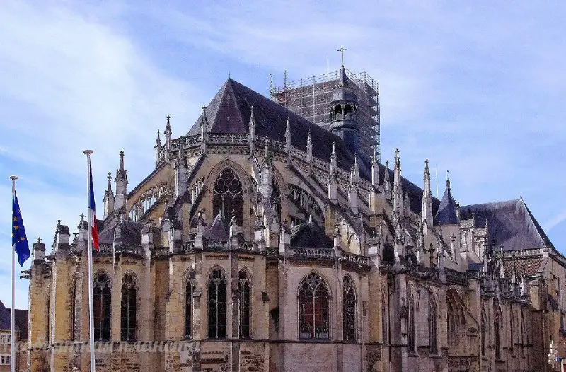 Собор Сен-Сир-е-Сент-Жюлитт — кафедральный собор в Невере, Франция. Широко известен также как Собор Сен-Сир, является одной из достопримечательностей города.