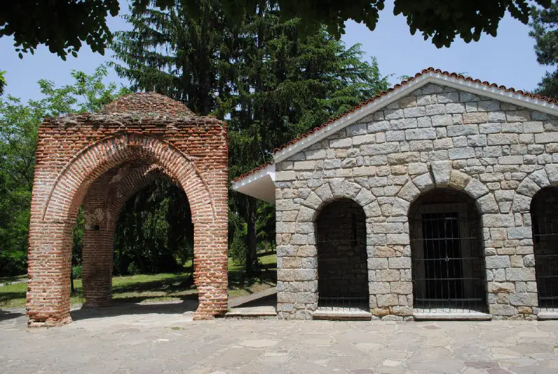 Фракийская гробница — часть древнего некрополя близ города Казанлык, Болгария.