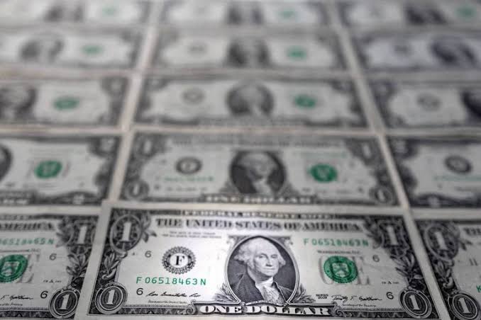 Dólar bate novo recorde e fecha …