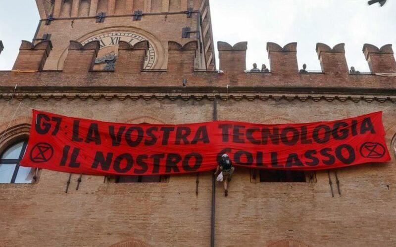 **BOLOGNA: VIOLENZA POLIZIESCA IN QUESTURA**