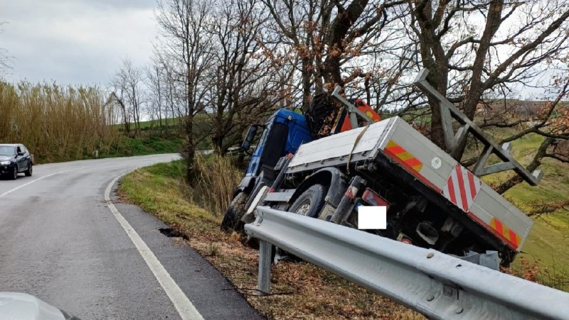 Camion fuori strada tra San Severino …