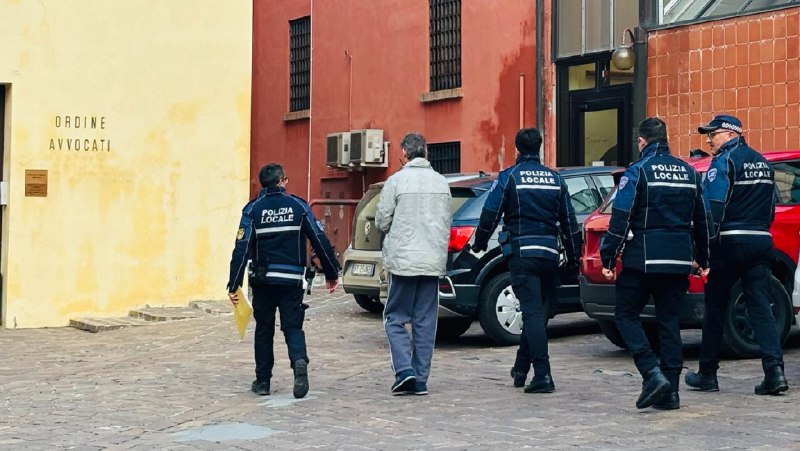 Reagisce con violenza ai controlli, nell'auto …