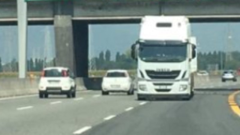 Ancona: Paura nei pressi dell'autostrada, camion …