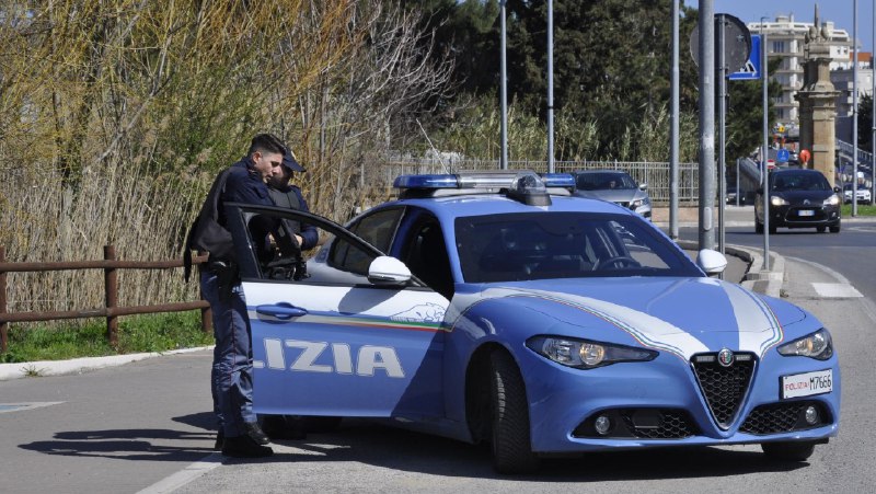 Ruba la borsa da un'auto in …