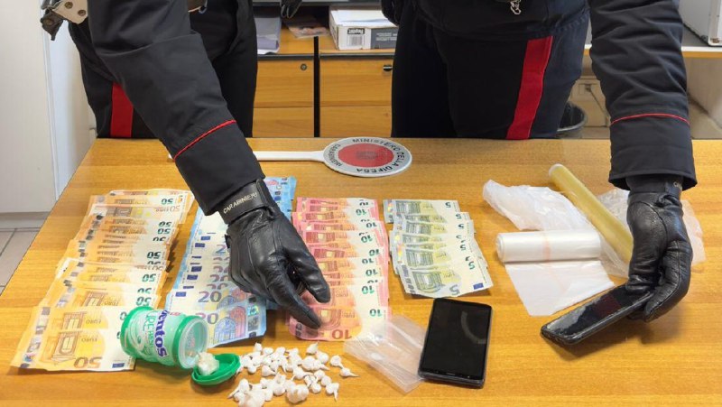 40 dosi di cocaina in una …