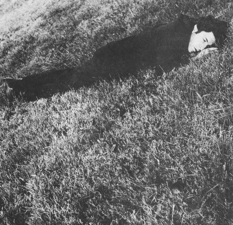 [Leonard Cohen laying on the grass](https://www.last.fm/music/Leonard+Cohen/+images/d09c20ba68e04256c27b698f9697f187)