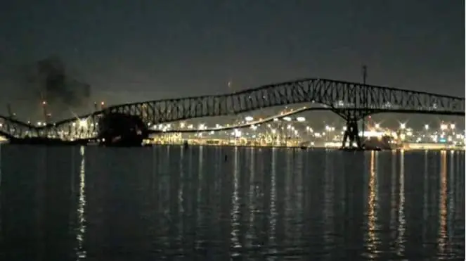 အမေရိကန် ဘော်လ်တီမိုးမြို့မှာ ကွန်တိန်နာသင်္ဘောတိုက်မိပြီး ဖရန့်စစ်စကော့ကီးတံတား တစင်းလုံးနီးပါး ကျိုးကျ