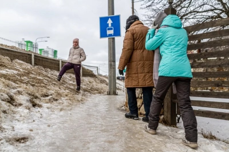 **Воронежцы пострадали из-за гололеда — более …