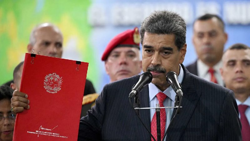 Maduro arrincona a la oposición y …
